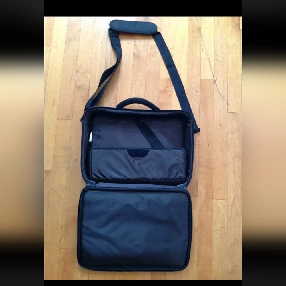 TARGUS Black Canvas Laptop Case Zippered Briefcase Messenger Bag 17 X 12